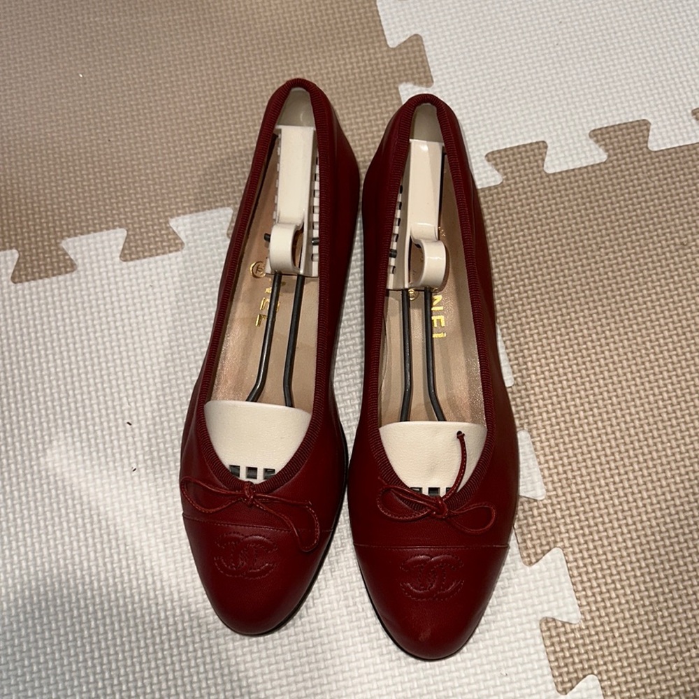 Vintage Leather Chanel Ballet Flats - like new condition